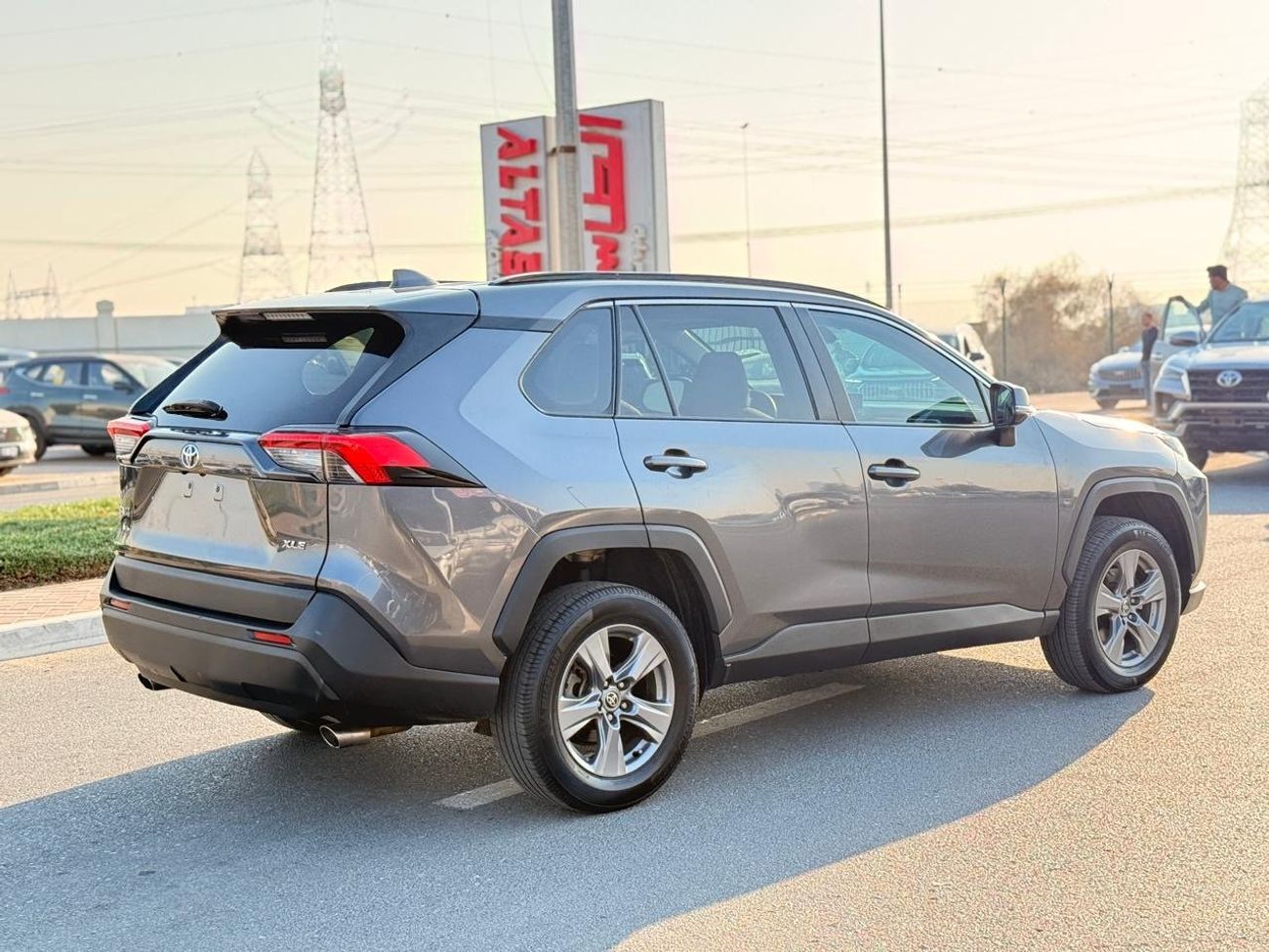 تويوتا راف ٤ XLE Full Option 2022 with sunroof, push start