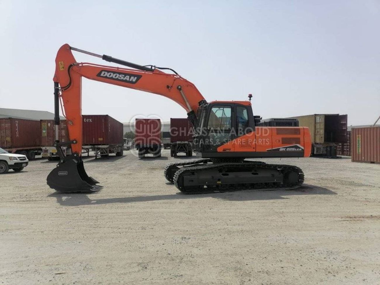 Doosan DX225 LCA DOOSAN DX225 LCA – CHAIN EXCAVATOR OPERATING WEIGHT 22 TON APPROX. WITH BUCKET 1.08 Cu.M BUCKET ( HE