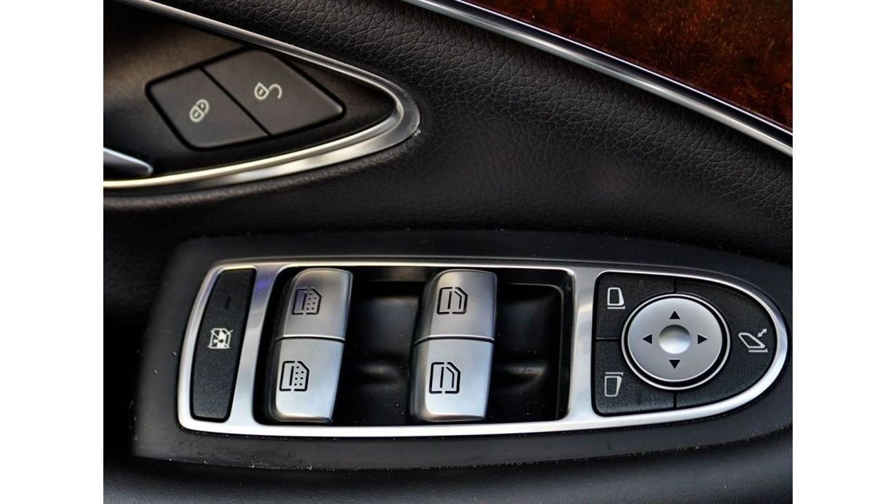 مرسيدس بنز S 500 2016 مرسيدس بنز S 500 AMG (W222)، 4dr سيدان، 4.7L 8cyl بنزين، أوتوماتيكي، دفع خلفي