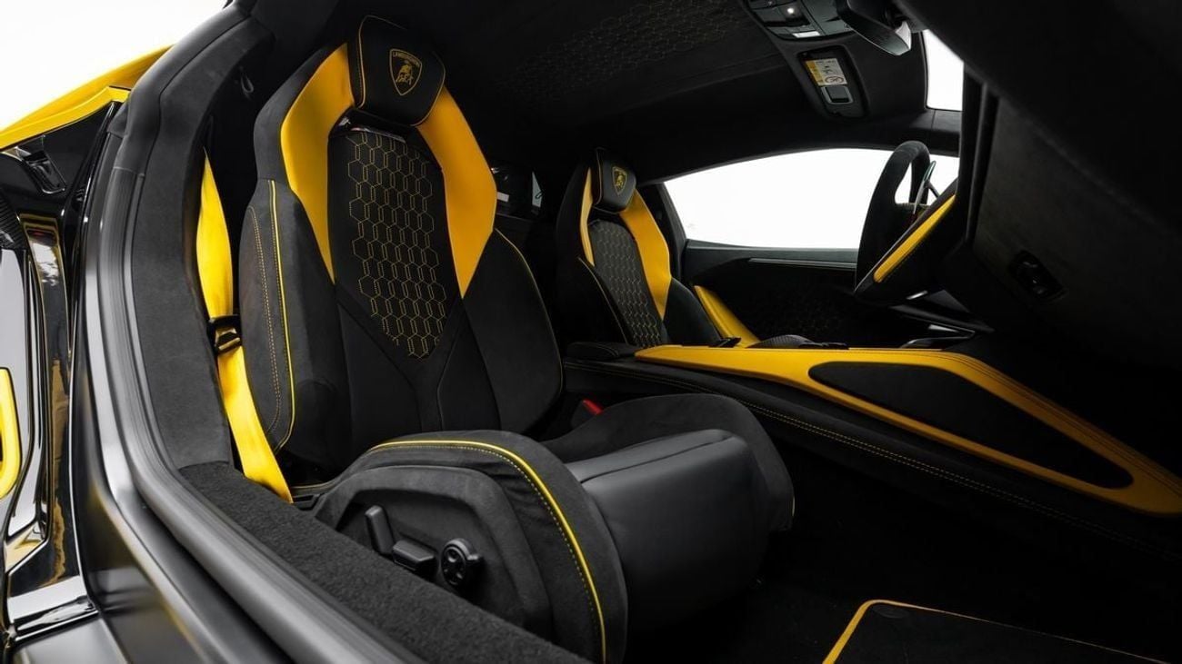 لامبورغيني ريفويلتو - 2024 - GCC Specs - Under Warranty and Service Contract