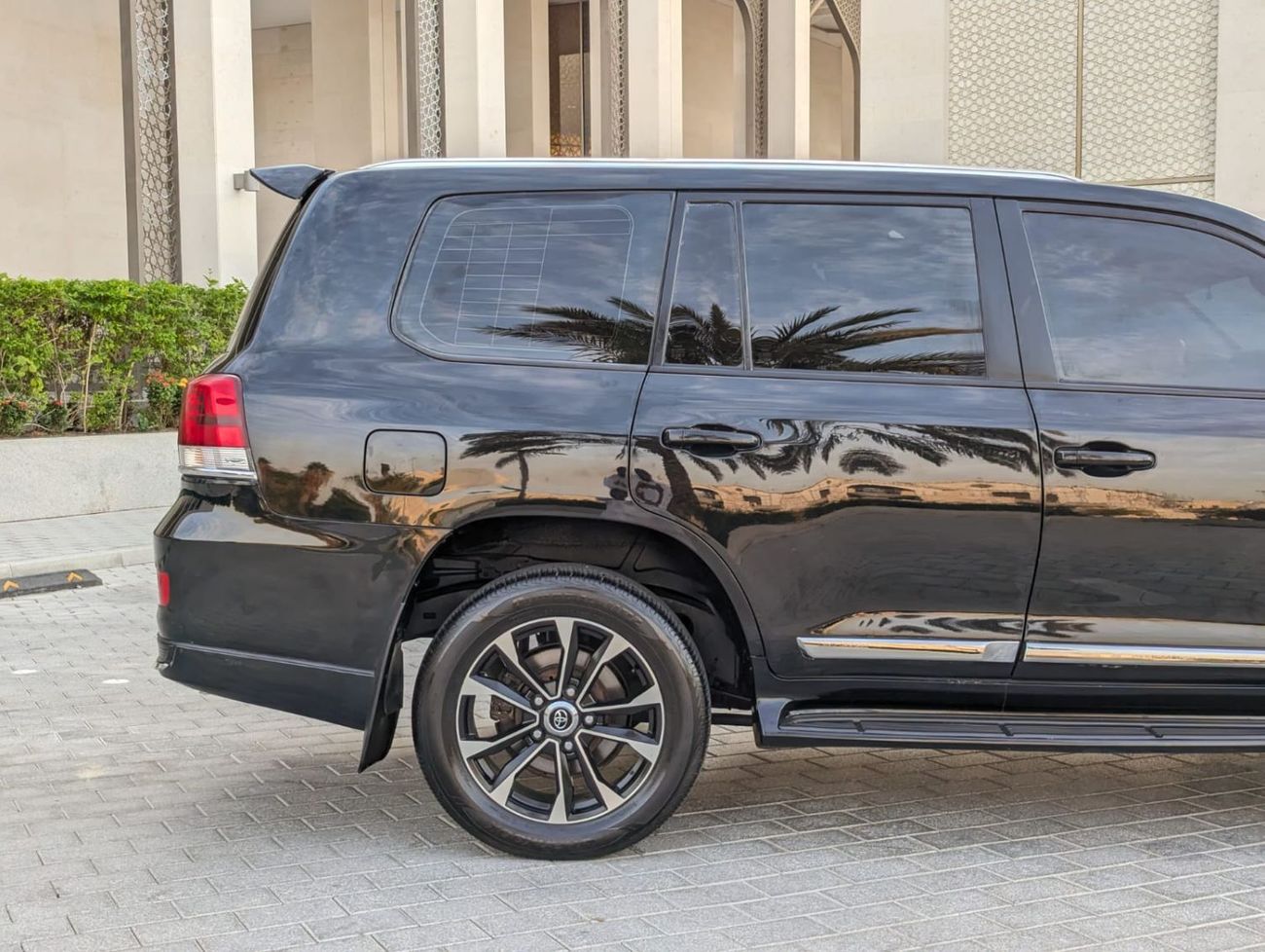 Toyota Land Cruiser GXR2 4.5L GXR-4.5L-1VD-8 Cylinders-LHD-Diesel-4WD-Automatic-8 Seats-5 Doors