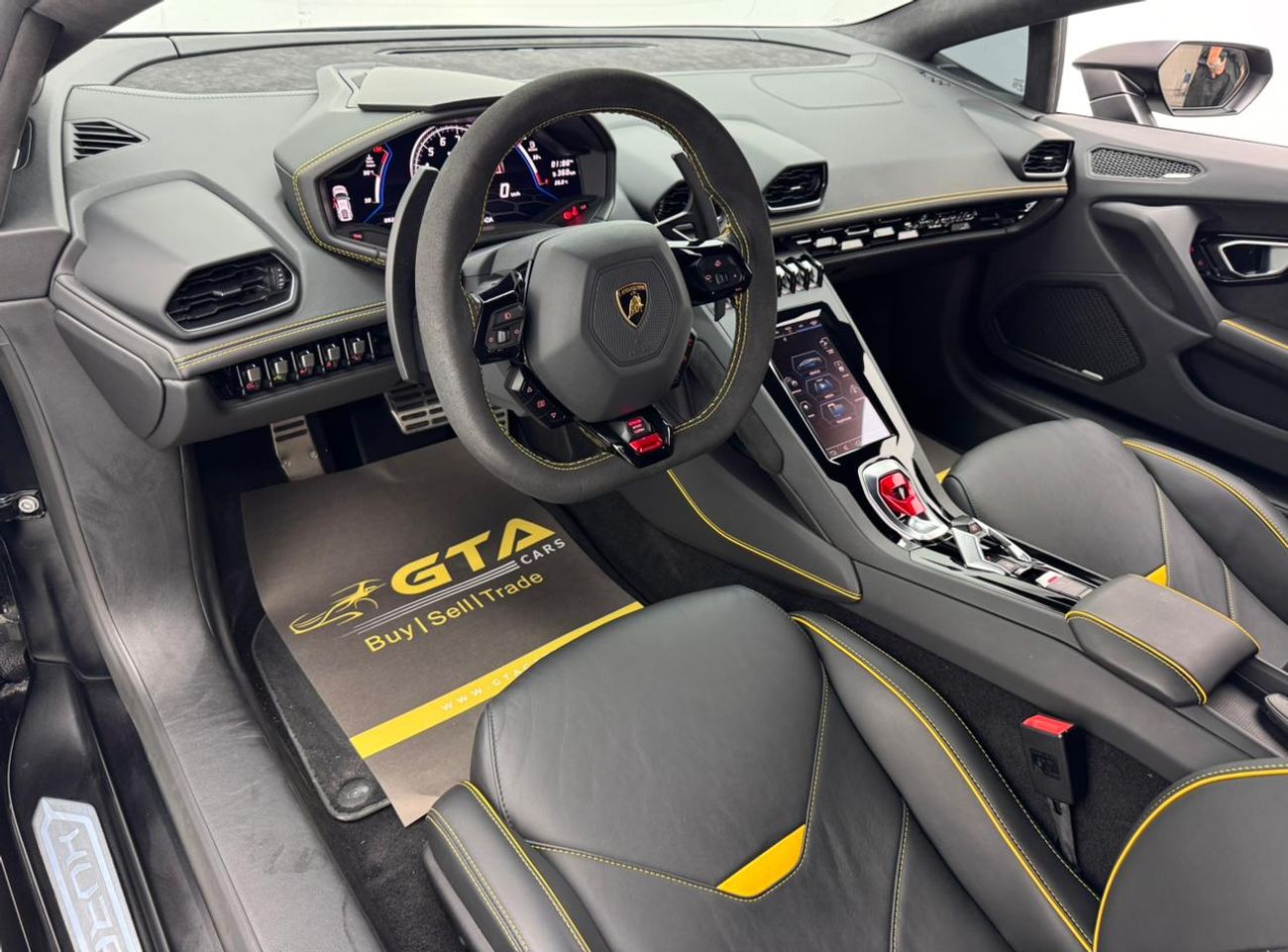 Lamborghini Huracan EVO Coupe RWD 2022 Lamborghini Huracan Evo, Lamborghini Service History, 1 Year Warranty, GCC