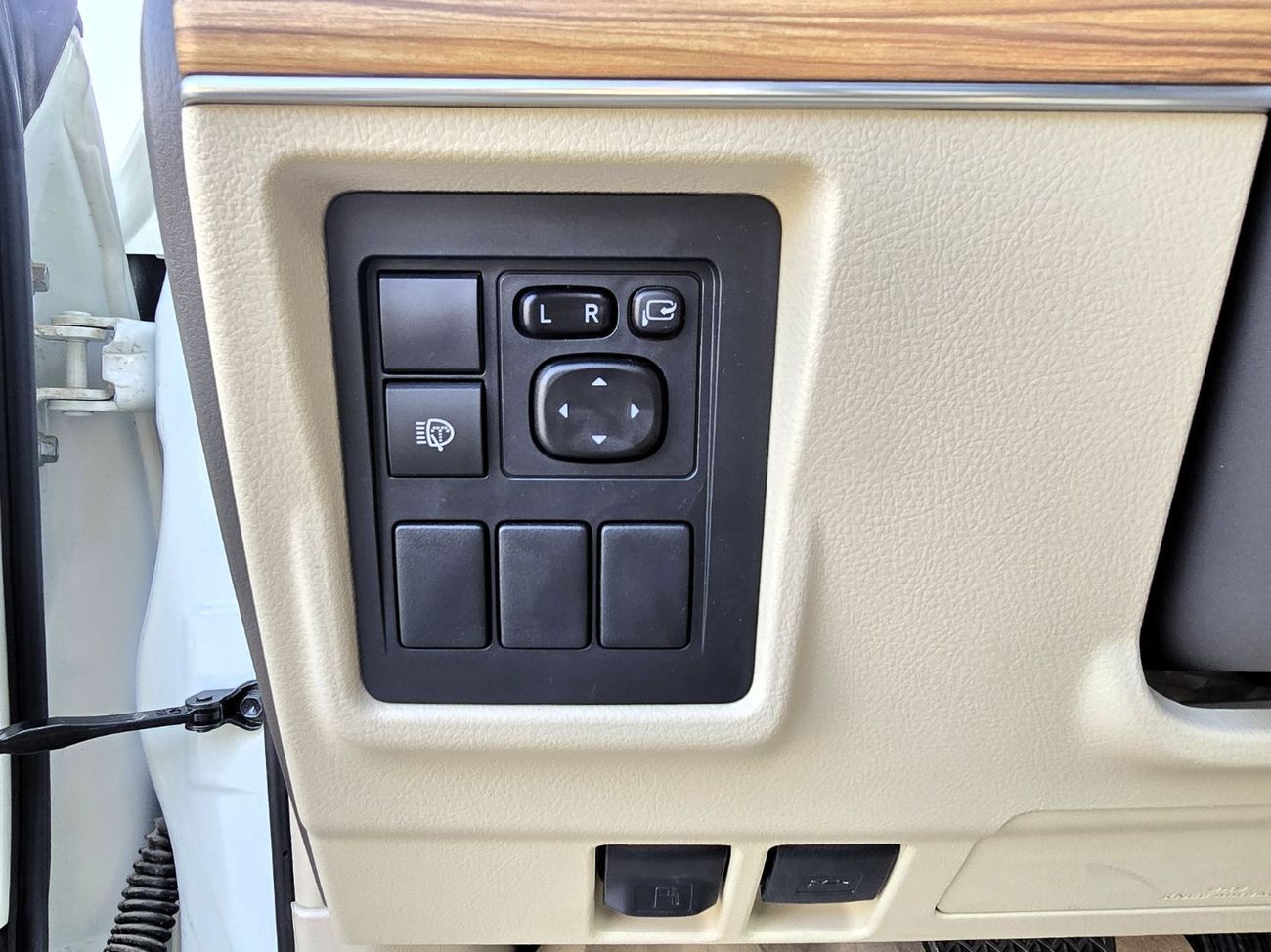 Toyota Prado Land Cruiser Prado VX 4.0l petrol 4WD SUV White  Color 2023 Model