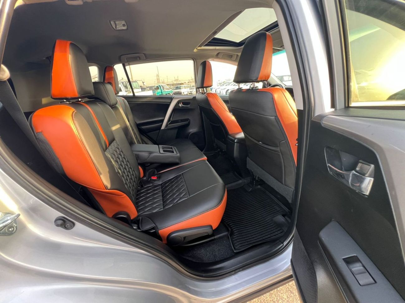 Toyota RAV4 2017 Toyota Rav4 XLE 2.5L V4 Mid Option - 4x4 AWD - Sunroof - Leather Seats -