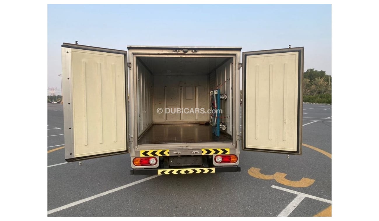 هيونداي بورتر 2 HYUNDAI PORTER PICK-UP WITH BOX 2014 GCC V4 ACCIDENT FREE - PERFECT CONDITION - ONLY 65000 KM