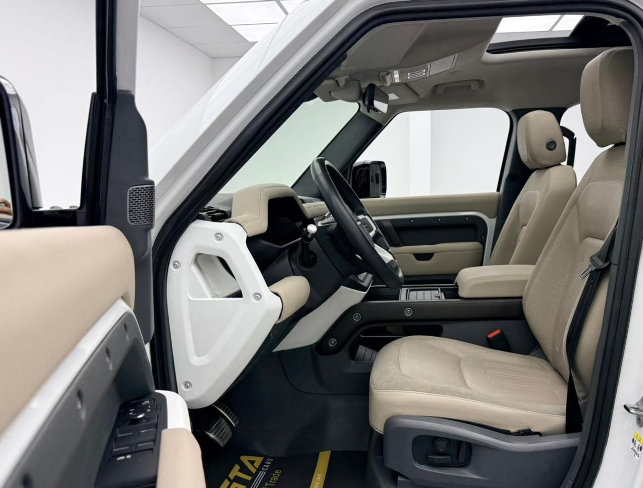 Land Rover Defender 2020 Land Rover Defender 110 SE P400, Warranty, Service History, Excellent Condition, GCC
