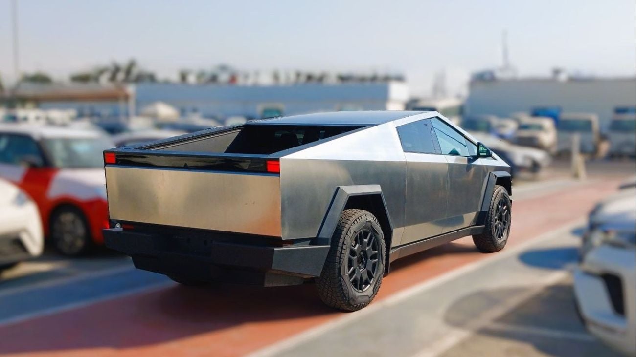 تسلا سايبرتراك Tesla Cybertruck Foundation Series electric pickup truck 2024YM