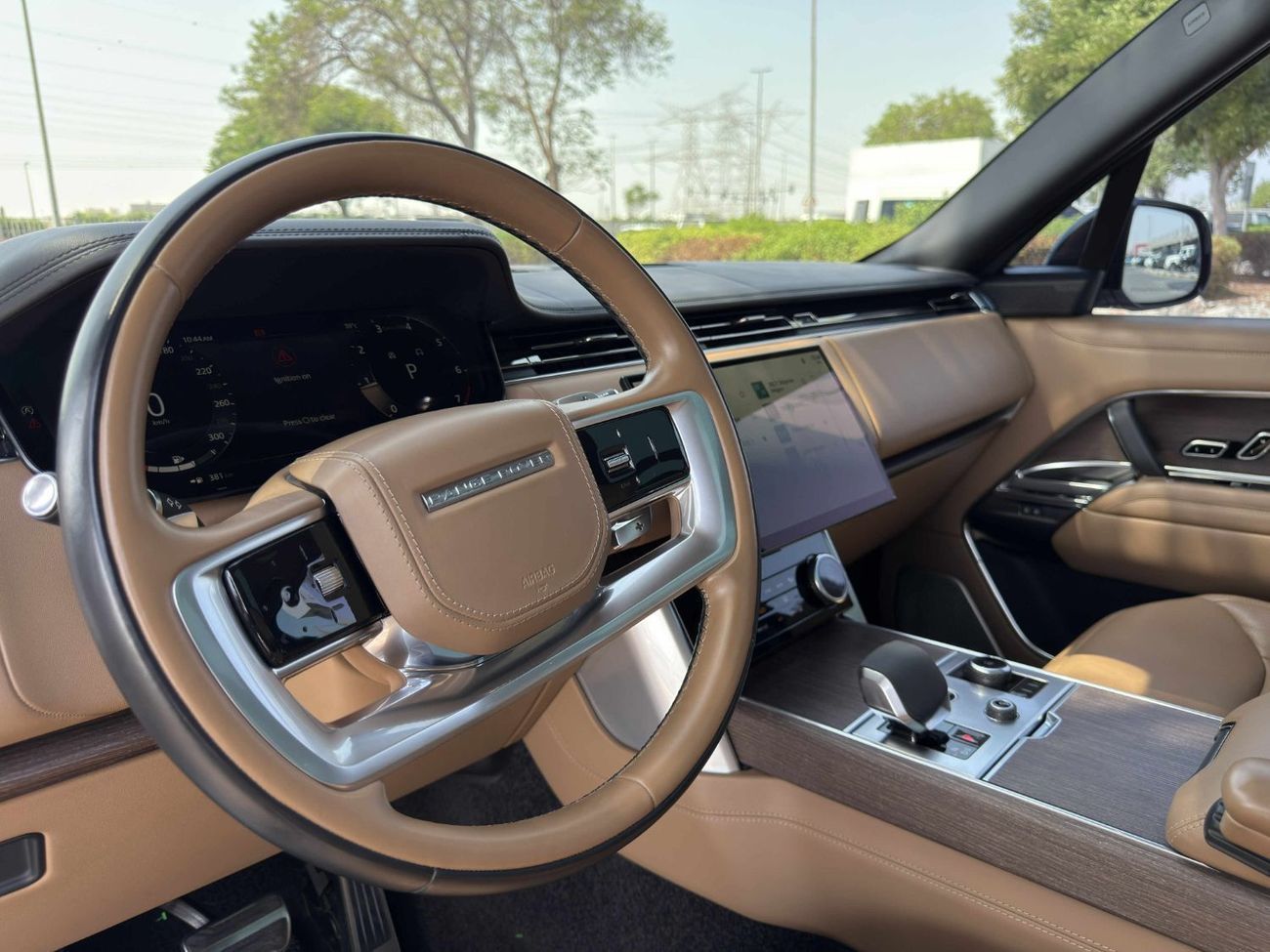 Land Rover Range Rover Autobiography P530 4.4L GCC SPEC NEAT AND CLEAN UNDER WARRANTY AND SERVICE