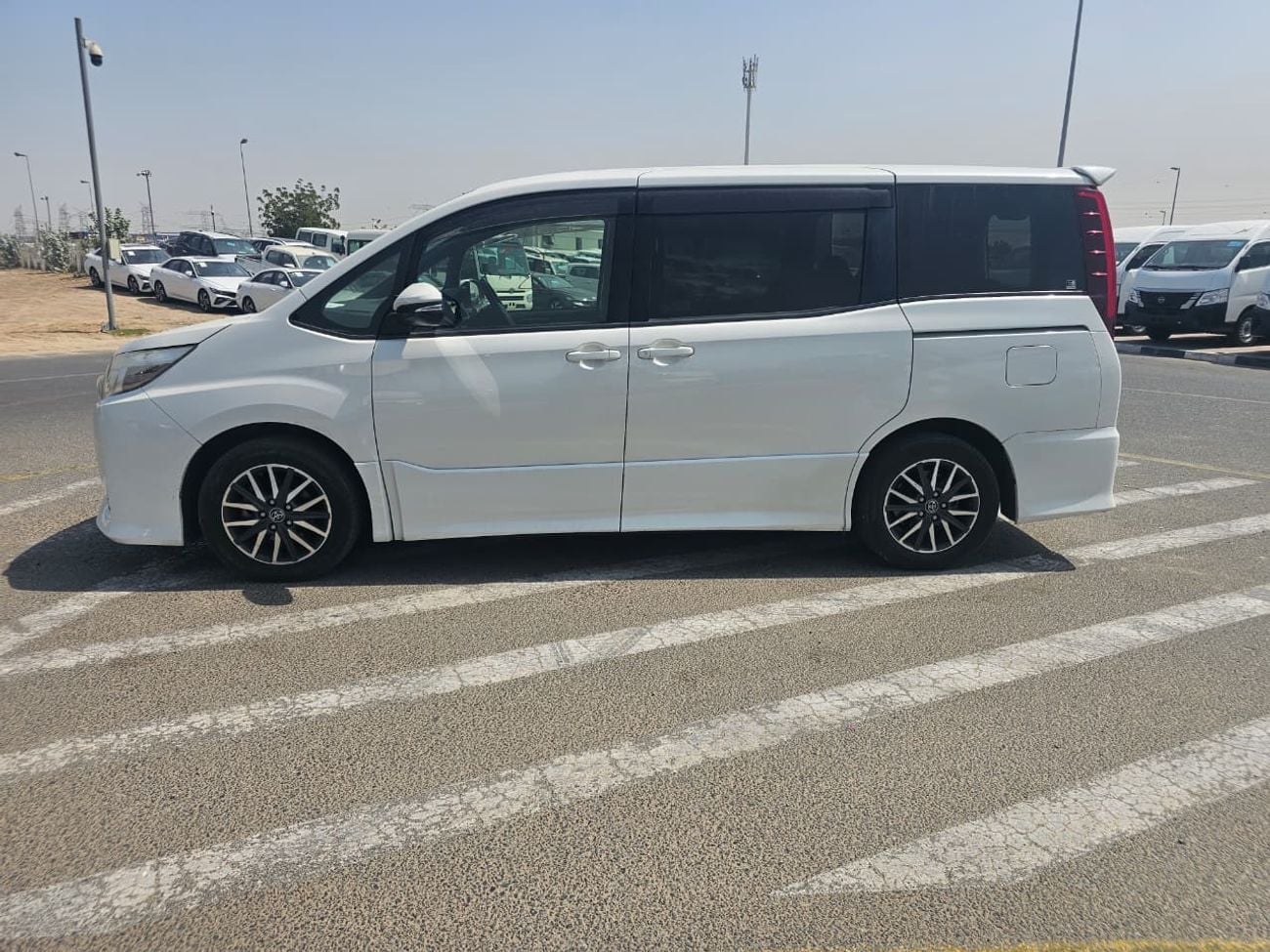 Toyota Noah Toyota Noah si 2015 RHD white colour