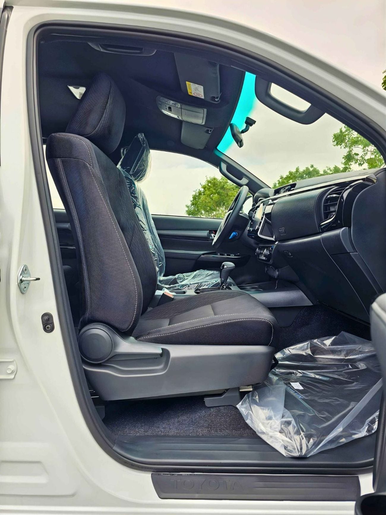 Toyota Hilux SR5 ADVENTURE DOUBLE CABIN / 4.0L V6 PETROL / 18"ALLOY WHEELS WITH ROLL BAR / 360 CAMERA / FR & REAR