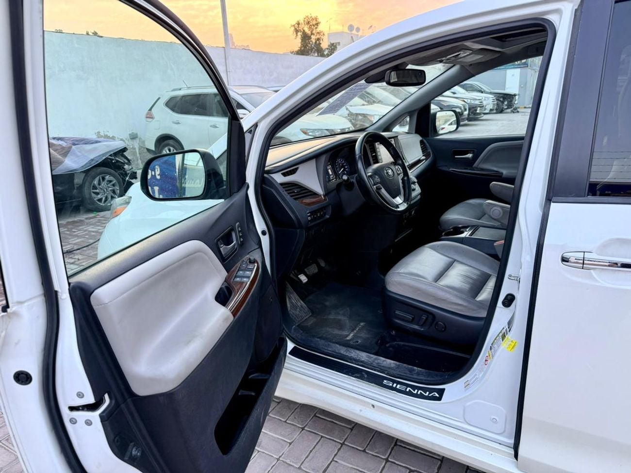 Toyota Sienna 2018 TOYOTA SIENNA XLE 360 cam  full option Ready  White