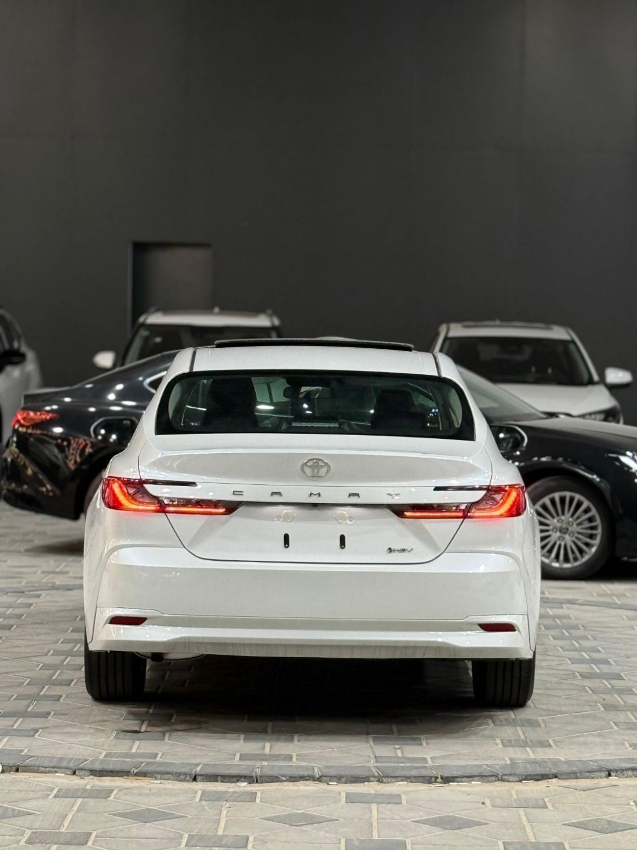 Toyota Camry (*تويوتا كامري هايبرد/ لاكجري*) *موديل* : 2025 *السعر* : 105.000 درهم  *ممشي* : صفر ك/م  (*مواصفات خ
