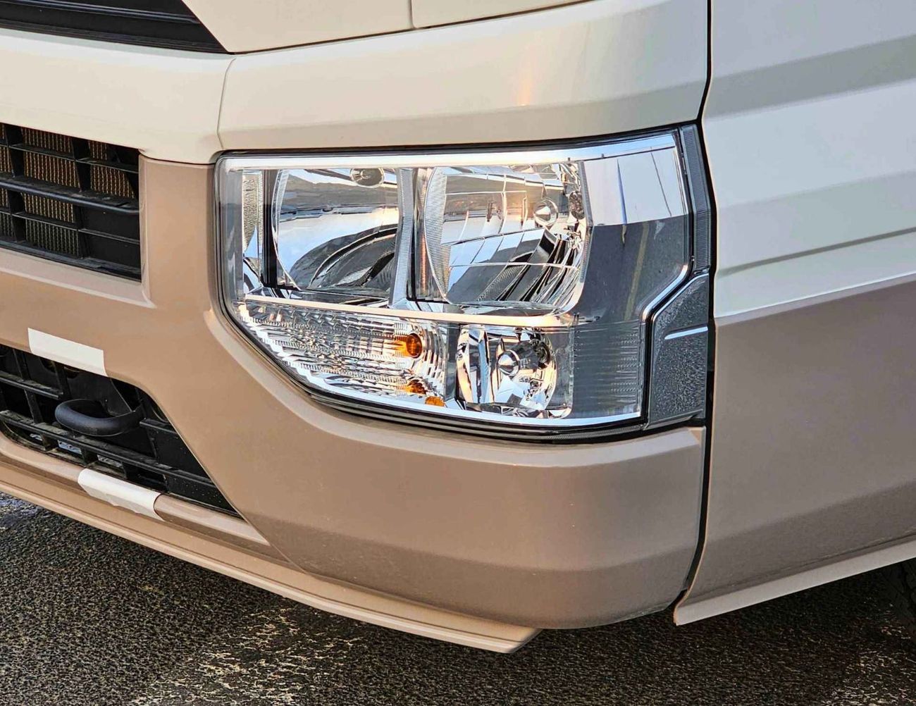 تويوتا كوستر 2.7L PETROL M/T DUAL TONE / 23 SEATER /AUTO DOOR/HLF LUGGAGE RACK/CODE#COPB