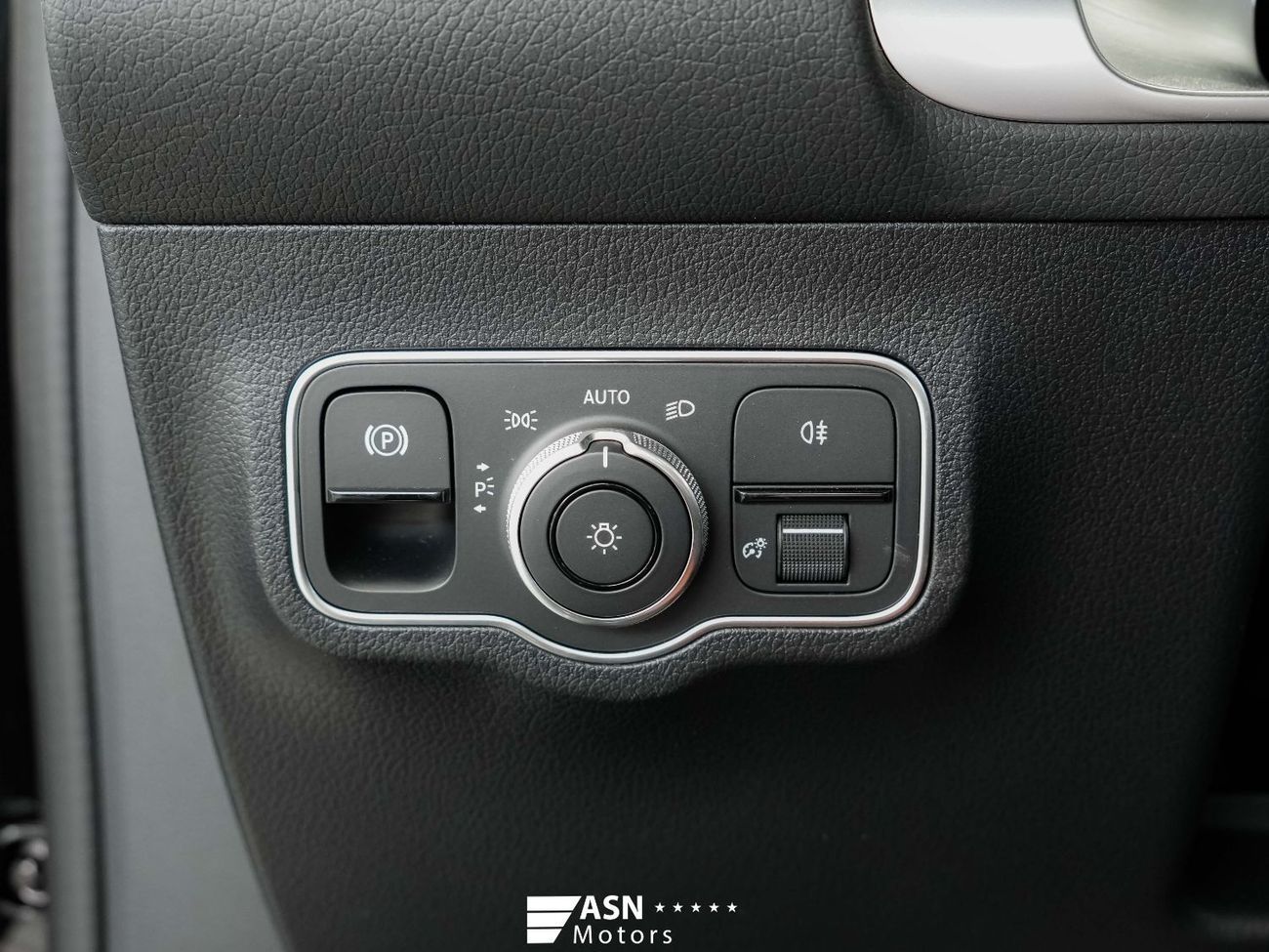 Mercedes-Benz GLB 200 Luxury 7 Seater 1.3 Turbo (Export Price)