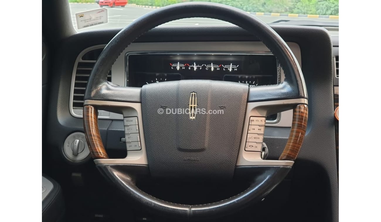 لينكولن نافيجاتور Lincoln Navigator 2010 GCC Perfect Condition - Accident Free