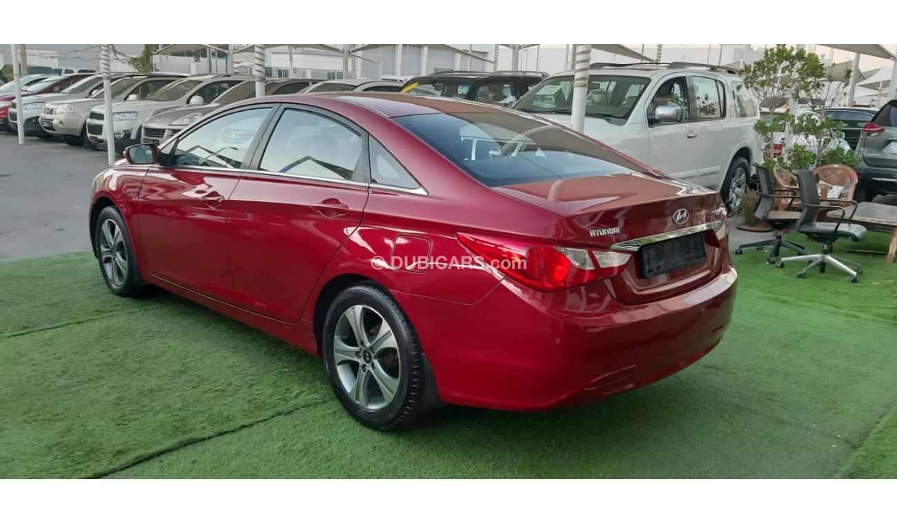 هيونداي سوناتا خليجى -2013 رنجات - مشغل اقراص - نوافذ كهربائية لون أحمر داخل رصاصى بحالة ممتازة لاتحتاج لاى مصاريف