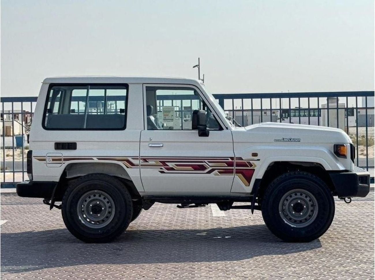 تويوتا لاند كروزر 70 2024 Toyota LC71 4.0 Hard Top - أبيض من الداخل رمادي مزرق | للتصدير فقط