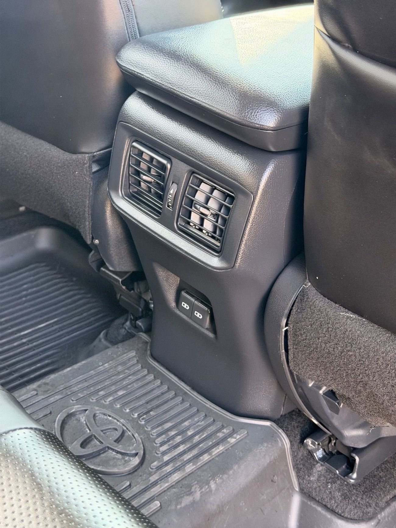 Toyota RAV4 XLE 2.5 L AWD leather seats, push start 2024