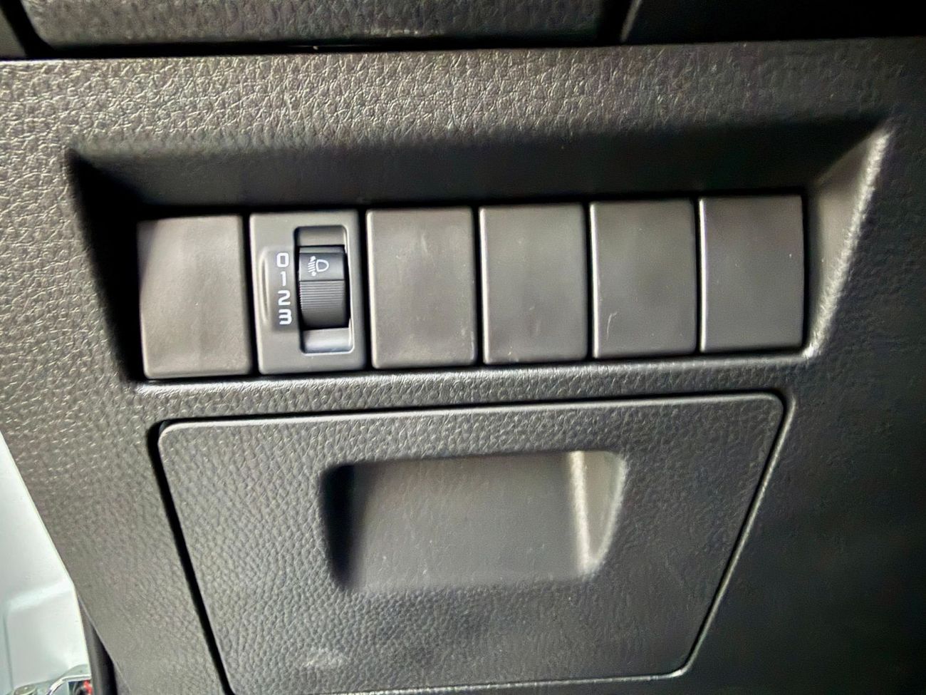 Isuzu DMax ISUZZ -D-MAX - SiNGLE CAB - 4x2 - 1.9L - DiESEL - WHITE