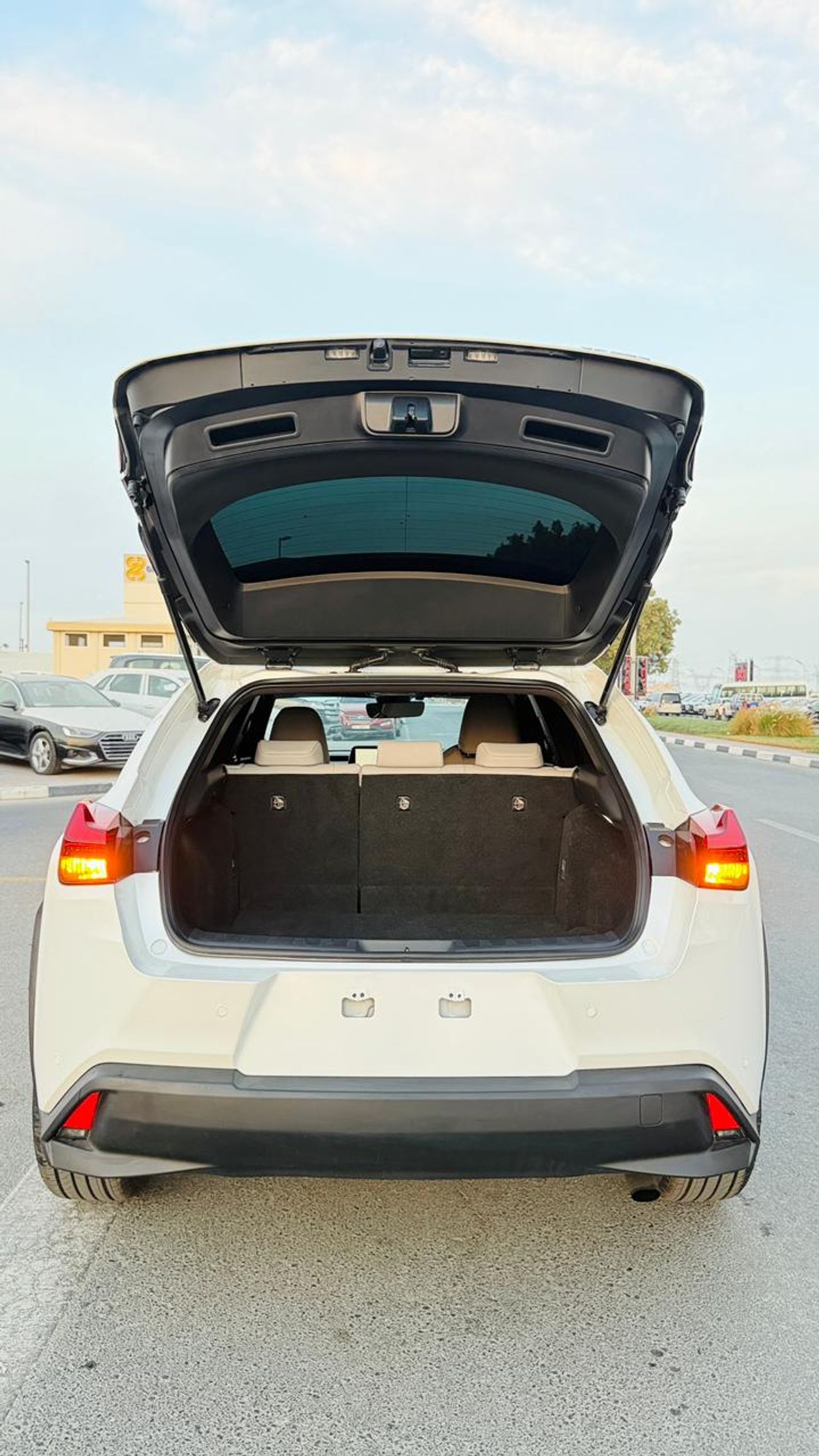 لكزس UX 200 PUSH START | LEATHER SEATS | AT | 2.0L PETROL | BACK CAMERA | ELECTRIC HEATED & POWER SEATS | 2023