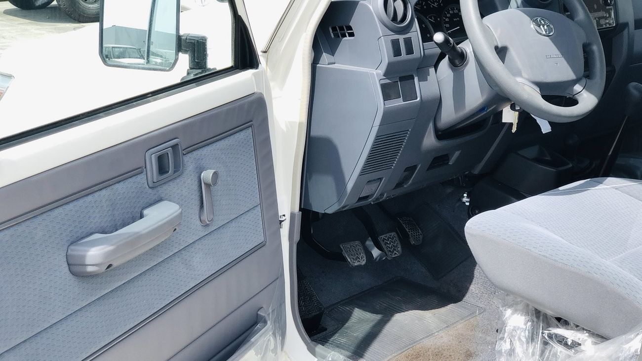 تويوتا لاند كروزر 70 4.2L DIESEL 6-CYLINDER  5-DOORS 2023