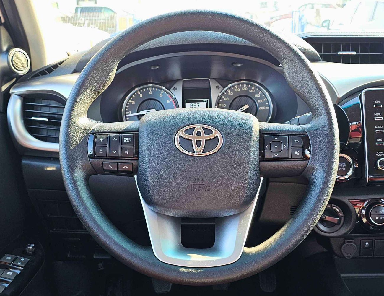 تويوتا هيلوكس SR5 FULL OPTION / M/T / 2.7L V4 PETROL /  DVD REAR CAMERA / 4WD (CODE # SR5)