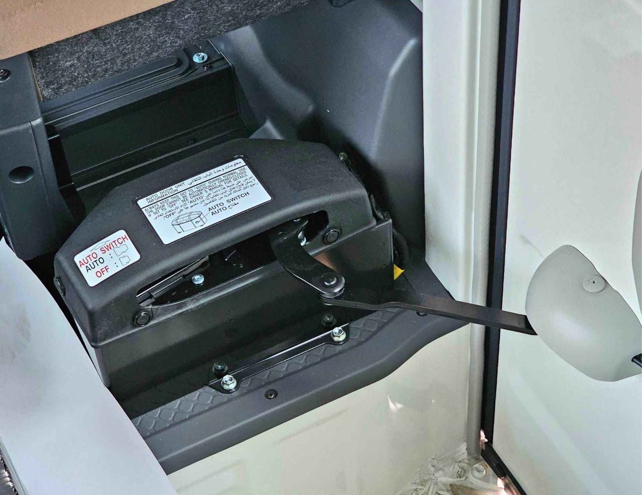 تويوتا كوستر 2.7L PETROL M/T DUAL TONE / 23 SEATER / AUTO DOOR / HLF LUGGAGE RACK (CODE#COPB)