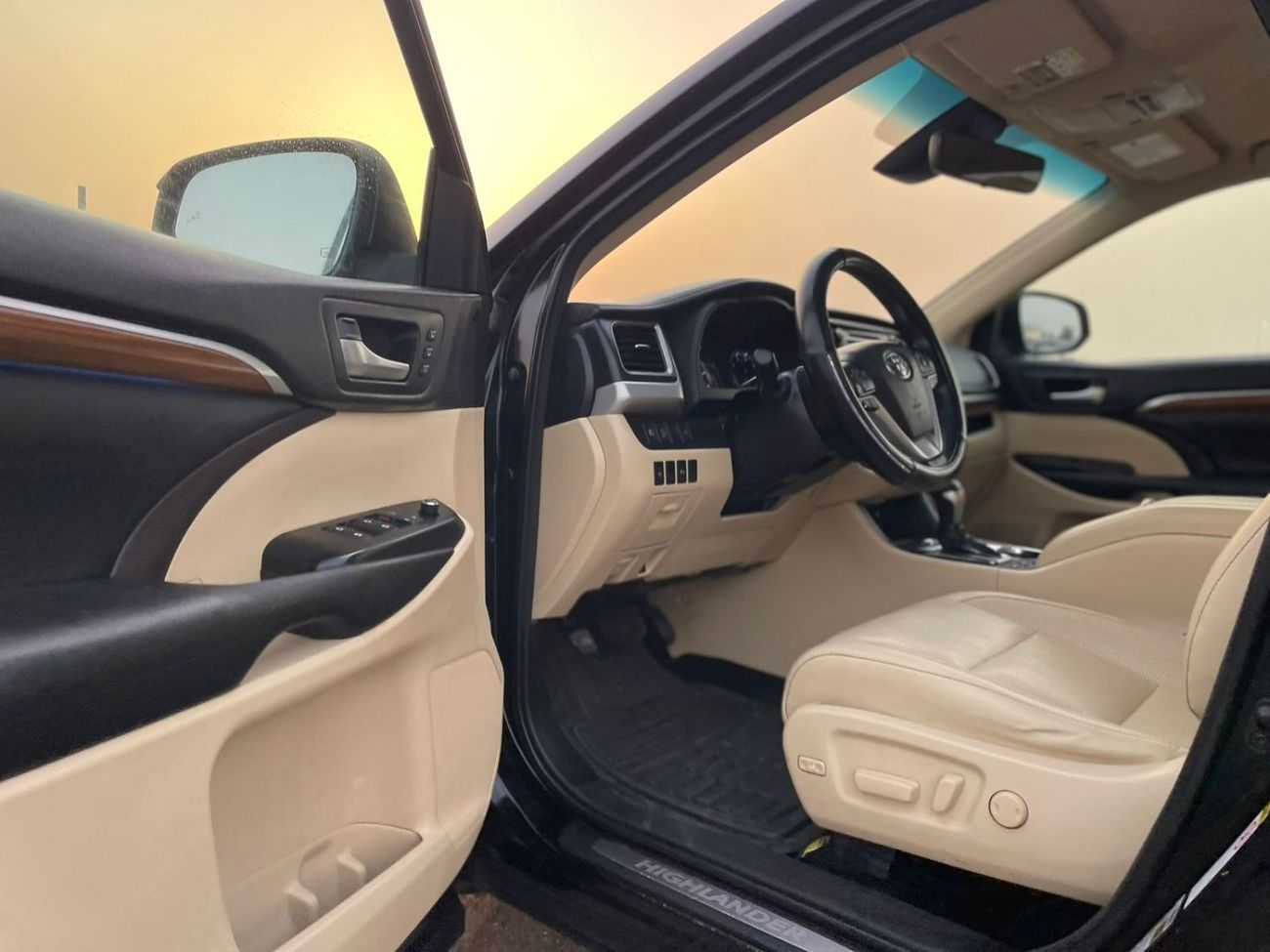 تويوتا هايلاندر 2017 Toyota Highlander Limited Edition Full Option 3.5L V6 - Full 8 Seater With Auto Truck and Radar