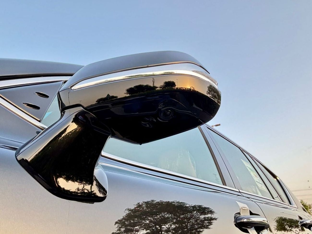 لكزس LX 700h SIGNATURE