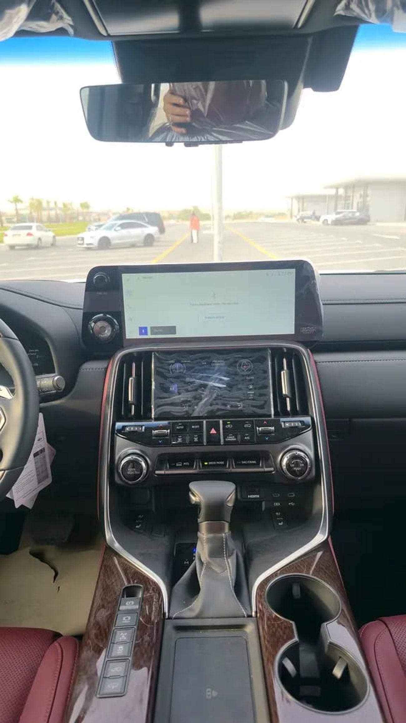 Lexus LX600 SIGNATURE omani spec with park and soft door | GCC Specs | Brand