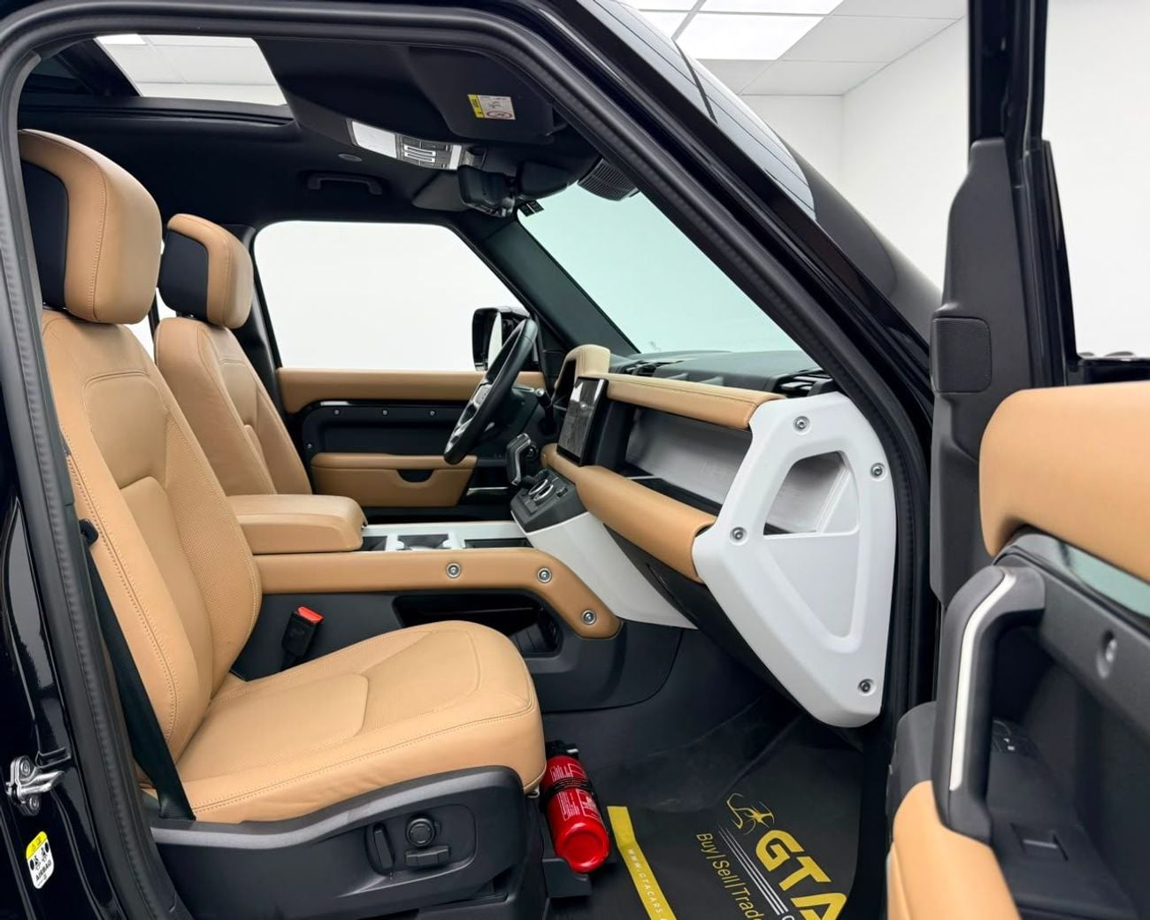 Land Rover Defender 110 X-DYNAMIC HSE P400 2025 Land Rover Defender 110 X-Dynamic HSE, 2030 LR Warranty, Full LR Service History, Low Km, GCC