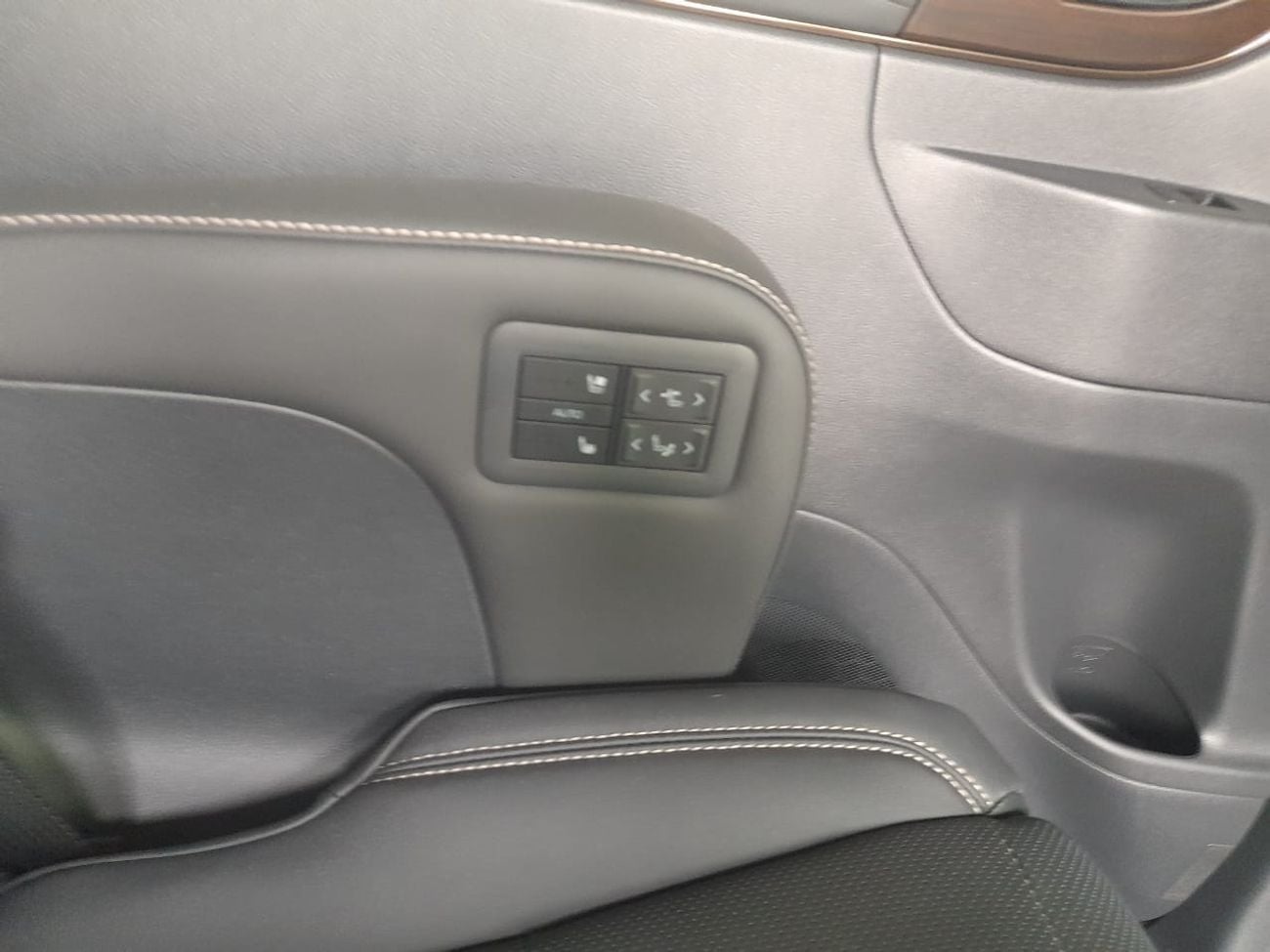 تويوتا ألفارد Executive Lounge