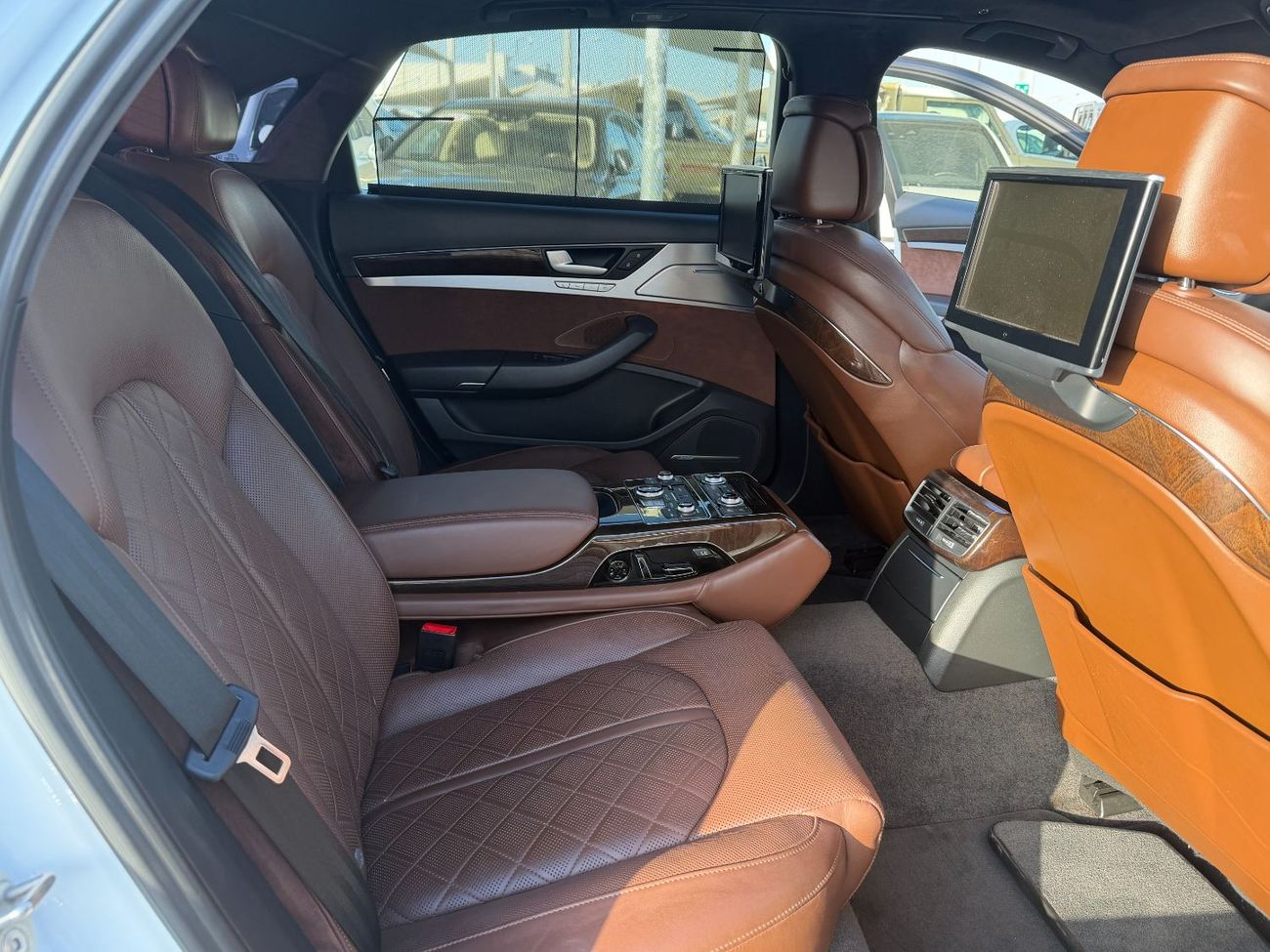 Audi A8 L 60 TFSI quattro 4.0L (454 HP)