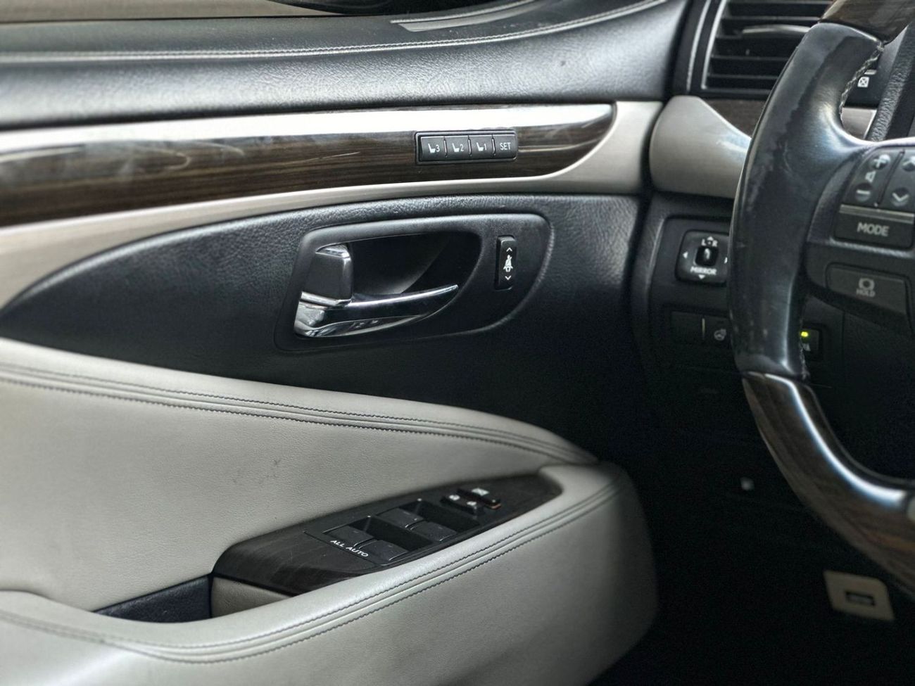 Lexus LS460 Premier SWB