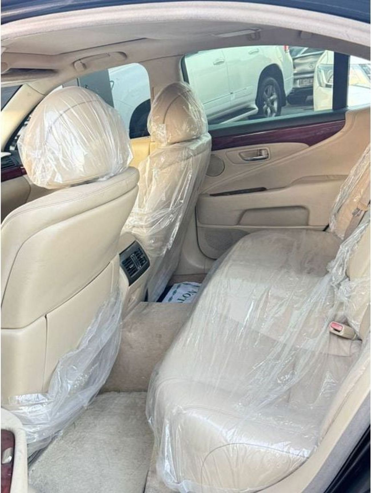 لكزس LS 460 In excellent condition and requires no expense