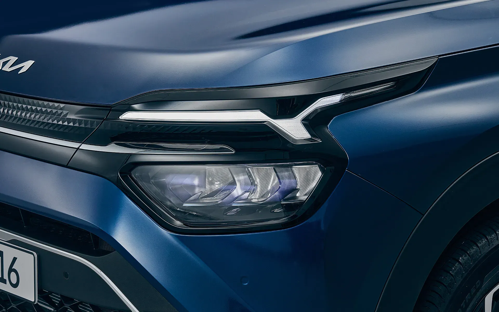 Kia Carens exterior - Headlight