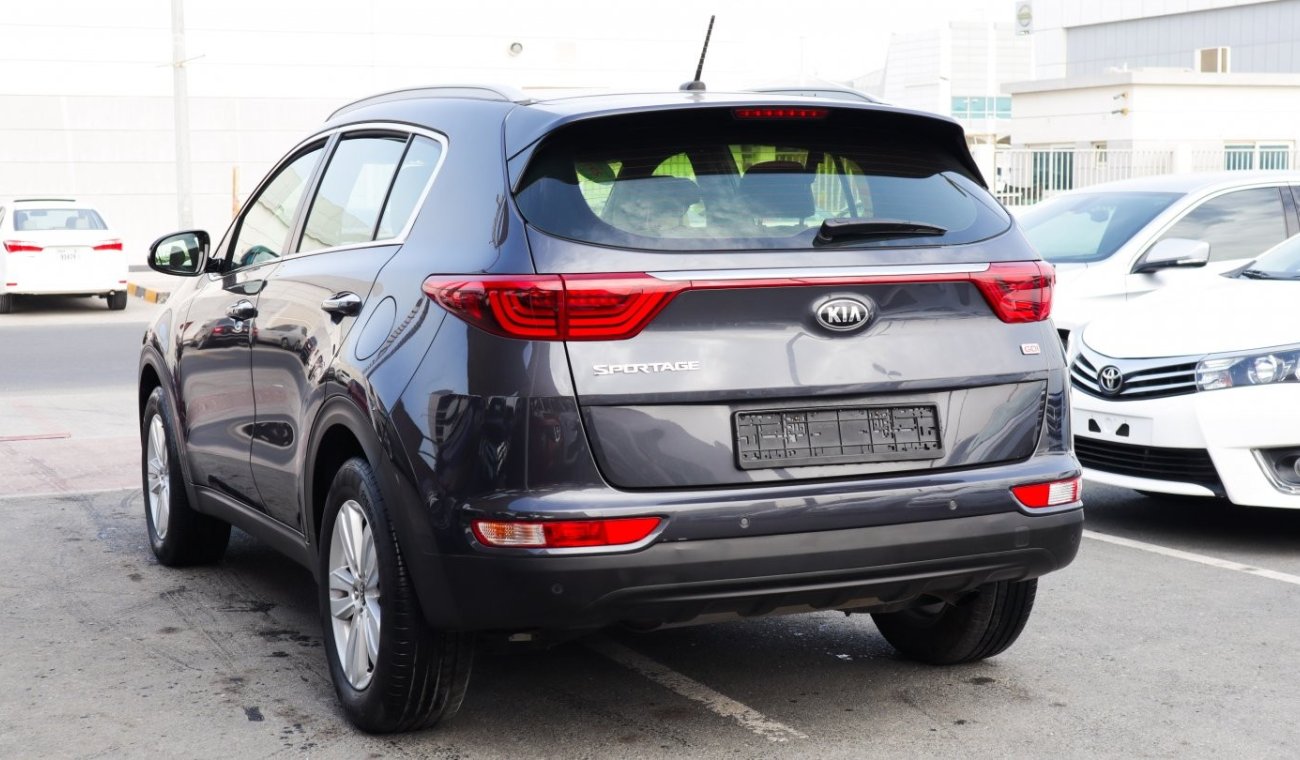 كيا سبورتيج Pre-owned Kia Sportage for sale in Sharjah. Grey/Silver 2018 model, available at Wael Al Azzazi Shar