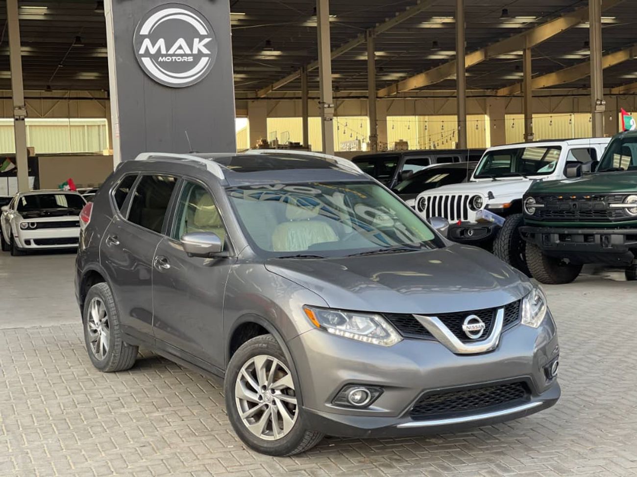 نيسان روج SL / V4 2.5 لتر / فتحة سقف بانورامية / شاشة كبيرة / دفع رباعي / جنوط / بحالة ممتازة