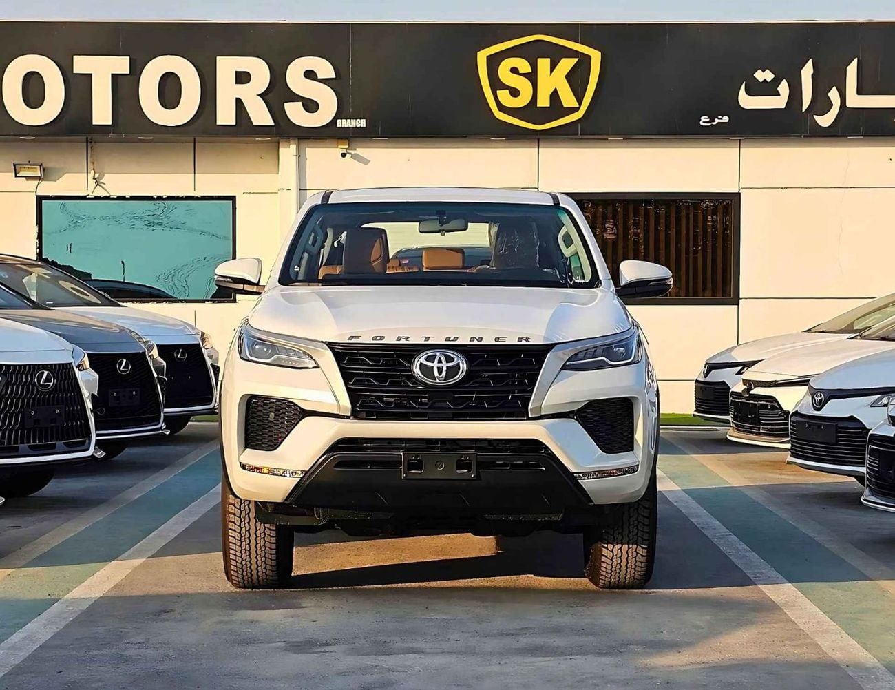 تويوتا فورتونر SR5 / MID OPTION / 2.7L PETROL / AUTO AC / KEY START/ 4WD (CODE # FPE1)