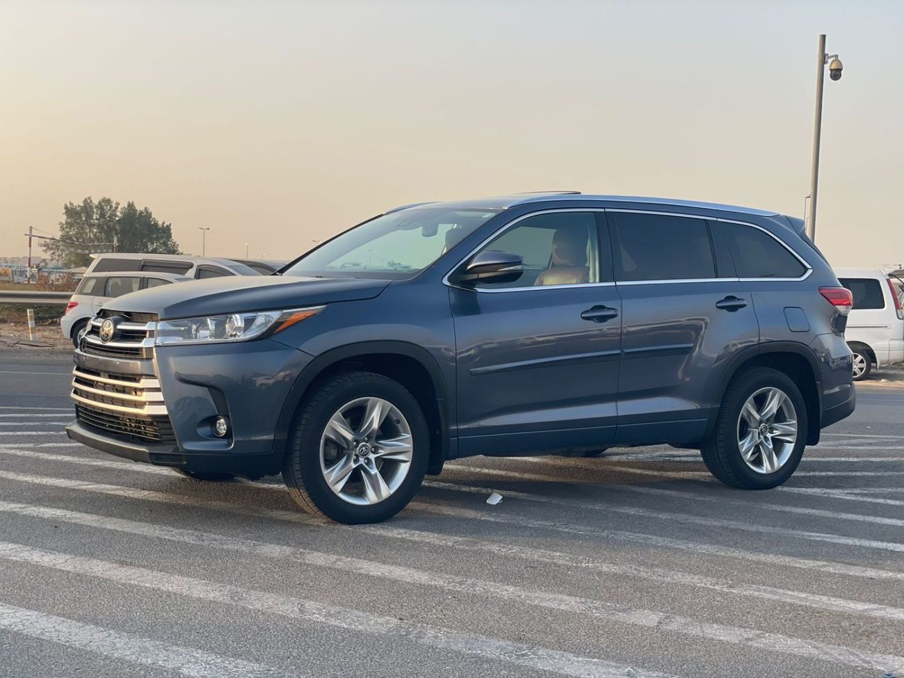 Toyota Highlander 2019 Toyota Highlander 3.5L V6 - Limited Edition Full Option 4x4 AWD - Inside Brown - Special Specs