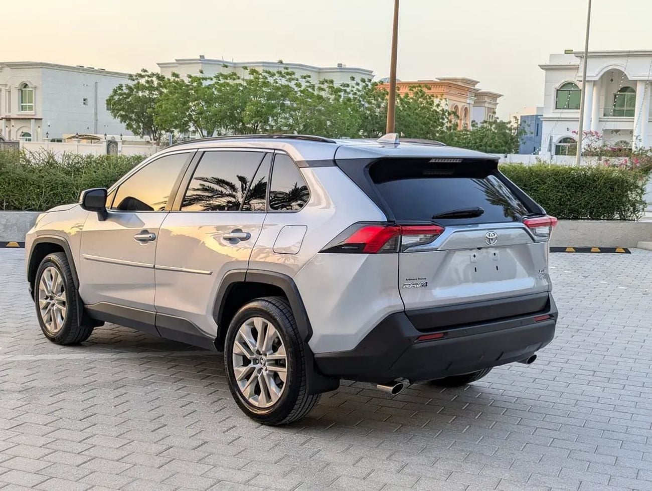 تويوتا راف ٤ XLE Premium 4X4 - American Specs - GCC Ready!
