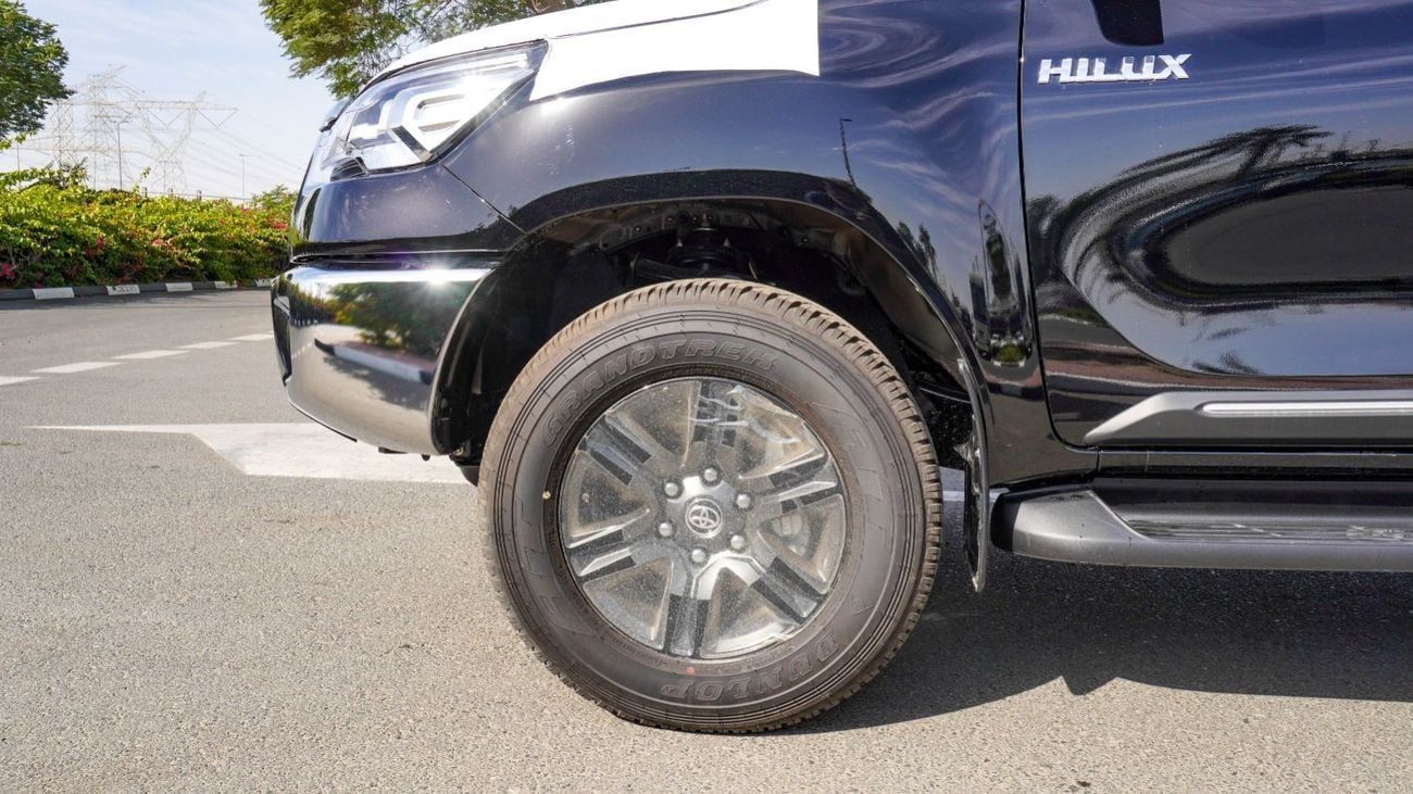 تويوتا هيلوكس SR5 GCC ECTAGR004 – 2026 Toyota Hilux Double Cab SR5 - 2.7L Petrol Manual 4wd – Black w Red