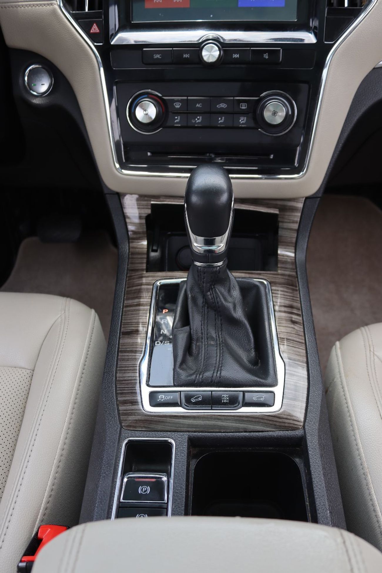 أم جي RX5 سيارة MG RX5 موديل 2020 خليجى بدون حوادث وبحاله ممتازه ممشى 82000 كيلو متر وبمحرك 2000 سي ىسى وسعر 3