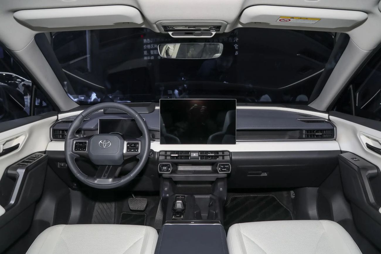 تويوتا راف ٤ 2.5L hybrid 4WD Flagship edition