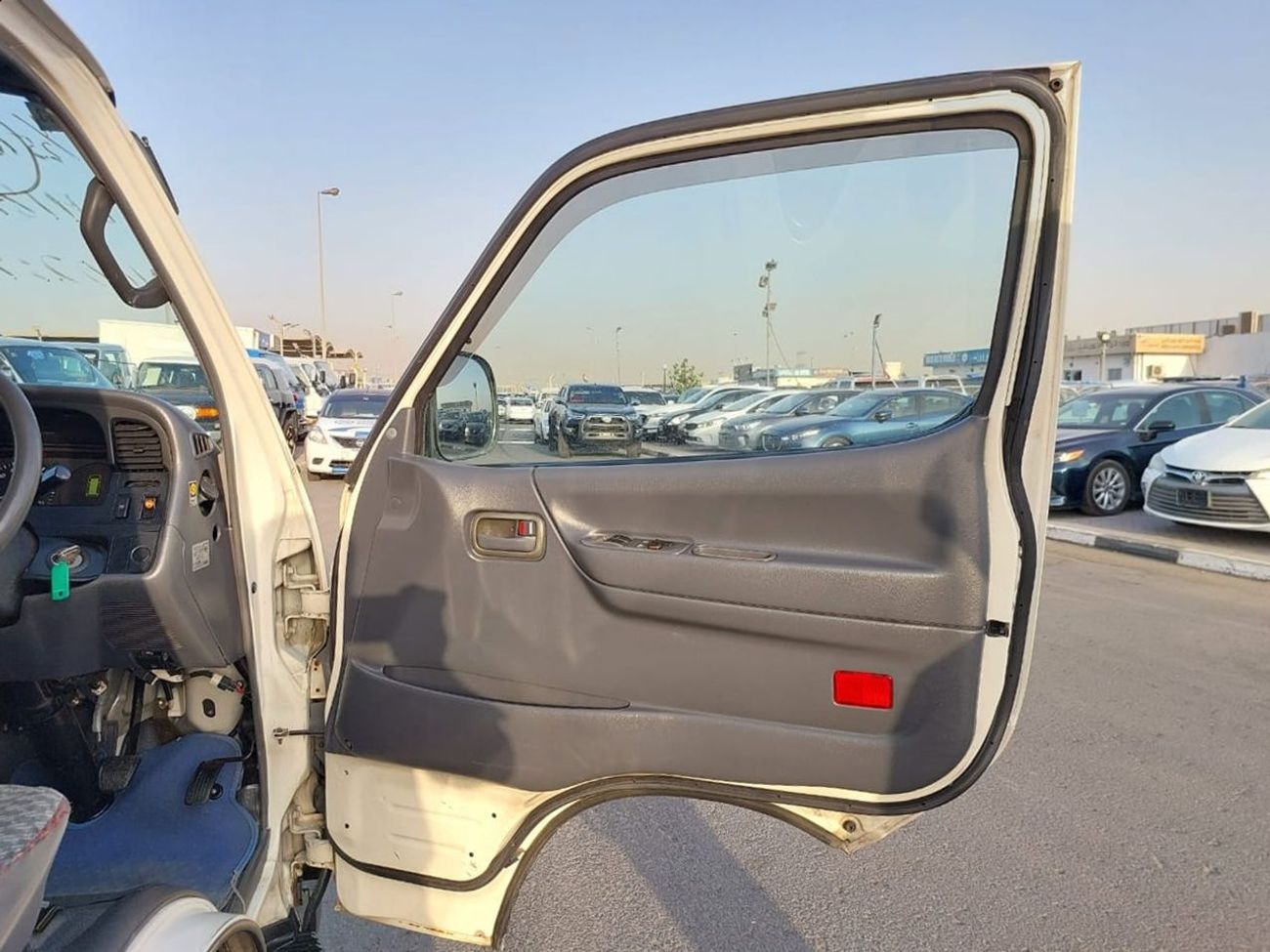 Toyota Hiace TOYOTA HIACE VAN RHD 2000 MODEL 3.0 L DIESEL AUTOMATIC(PM02372)