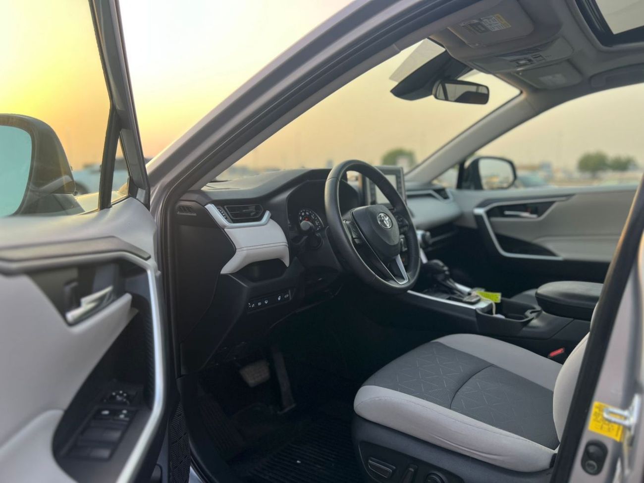 Toyota RAV4 2021 Toyota Rav4  XLE  Full Option AWD  -4x4-2.5L-V4- Sunroof Push Start Rear Camara