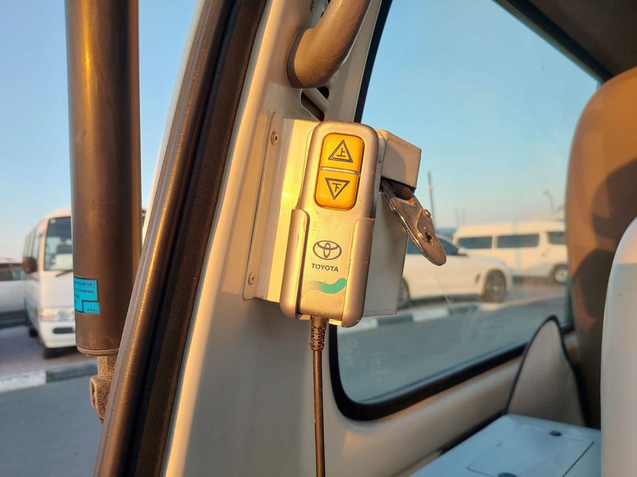 Toyota Hiace TOYOTA HIACE COMMUTER VAN RHD 2001 MODEL 2.4 L PETROL AUTOMATIC(PM06526)