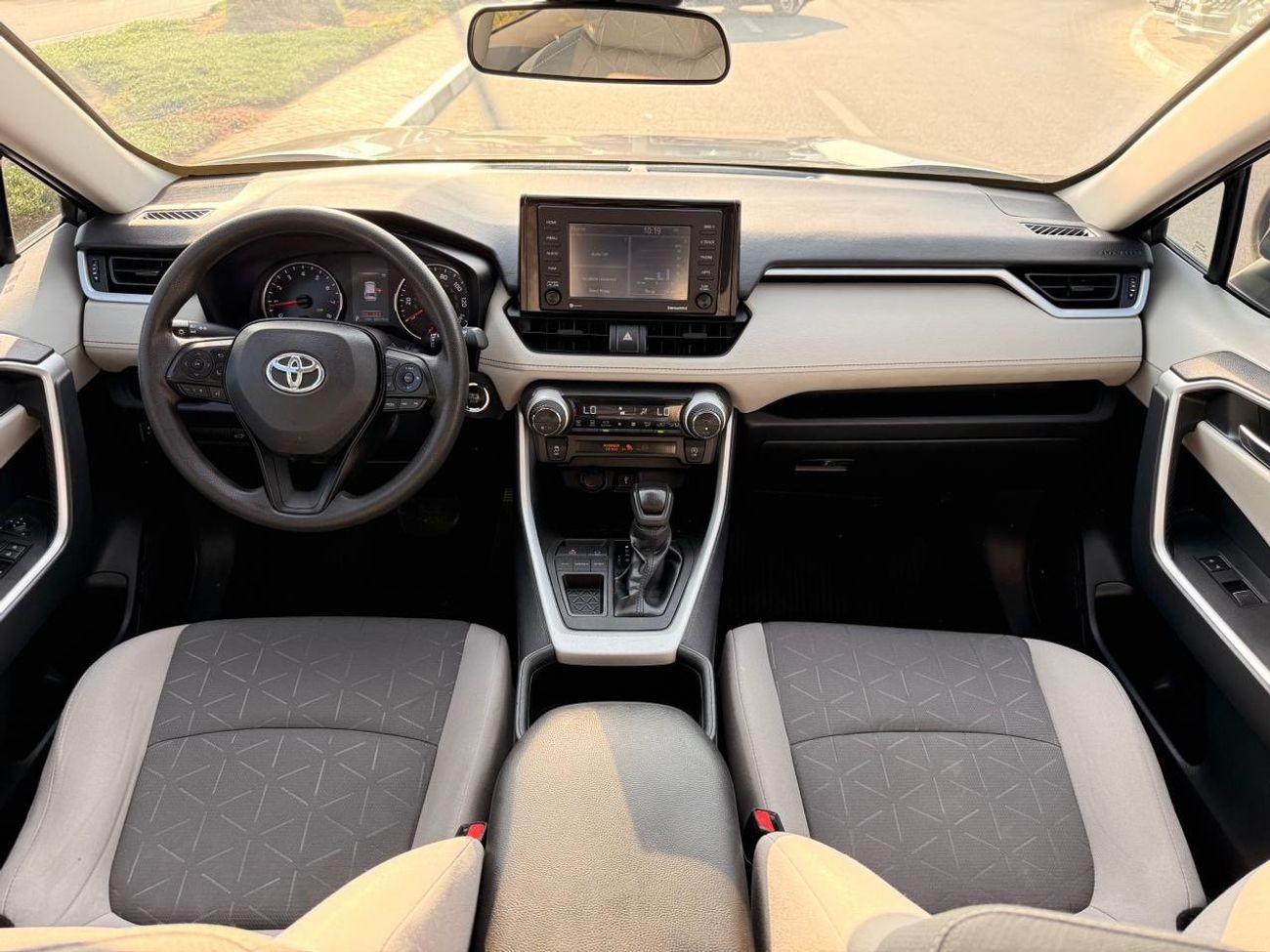 تويوتا راف ٤ XLE Full Option 2022 with sunroof, push start