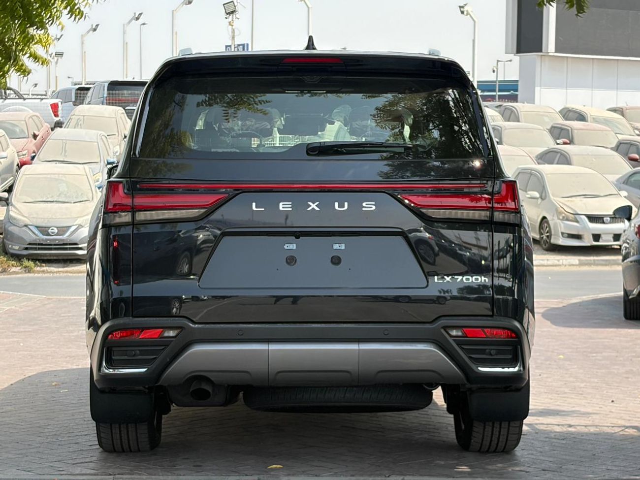 لكزس LX 700h SIGNATURE لكزس LX700H سيجنتشر || نظام ركن آلي | محرك هجين V6 سعة 3.5 لتر | كاميرا 360 درجة | فتحة سقف | مقاعد
