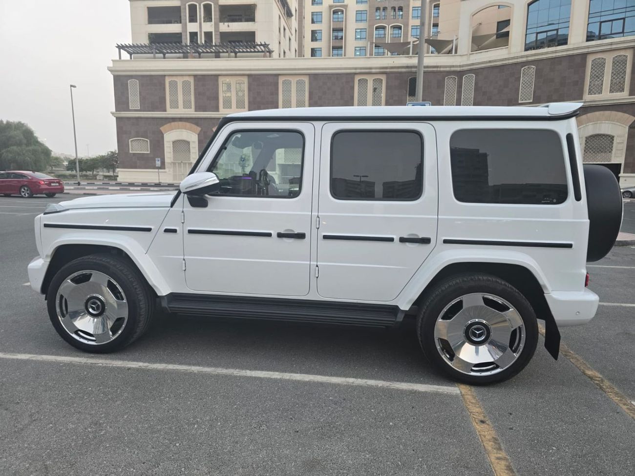 مرسيدس بنز G 400 Mercedes-Benz G400D 2024 RHD white with red interior 4000kms only RHD